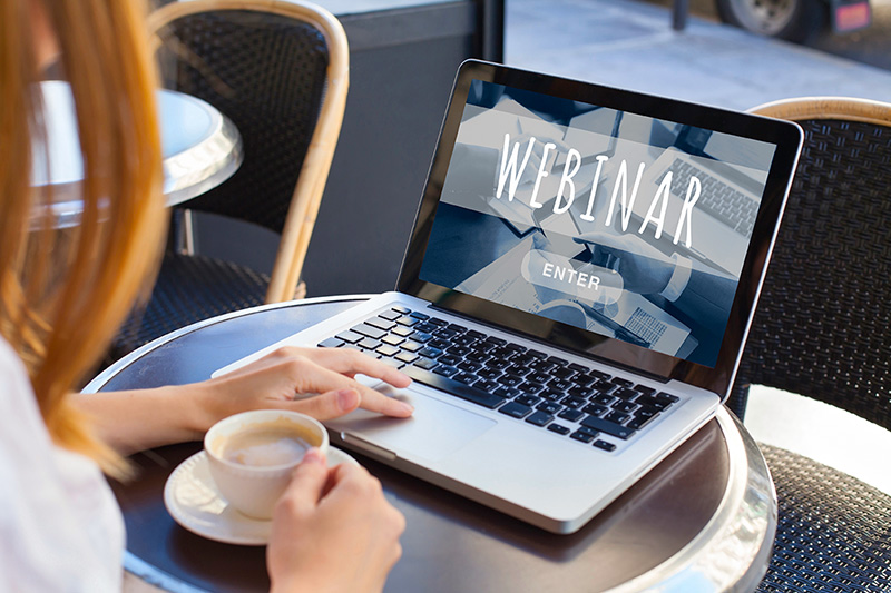 webinar-laptop-red-hair
